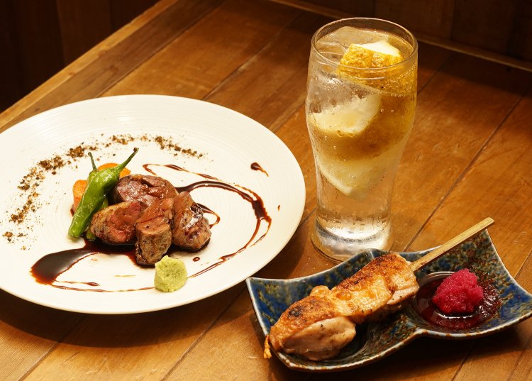 左から、極上純レバー焼580円、無農薬のレモンを使ったスーパーレモンサワー550円、もも正肉串焼360円。 