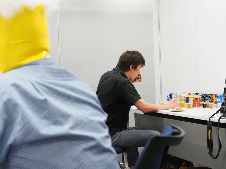 散歩の達人編集長・土屋もひっそりと参戦。ぶつぶつ言いながら風味の違いを楽しんでいた。