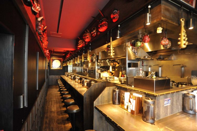 店内の壁には鬼の面がズラリと並んでいる。