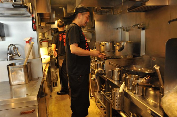 中華鍋を振るう番頭の山並弘明さん。