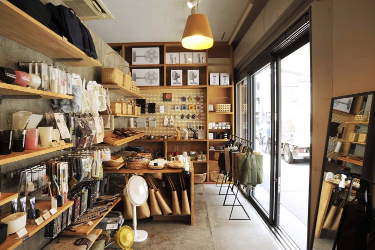 狭いながらも天井高を活かしたディスプレイは、商品の一覧性があって見やすい。