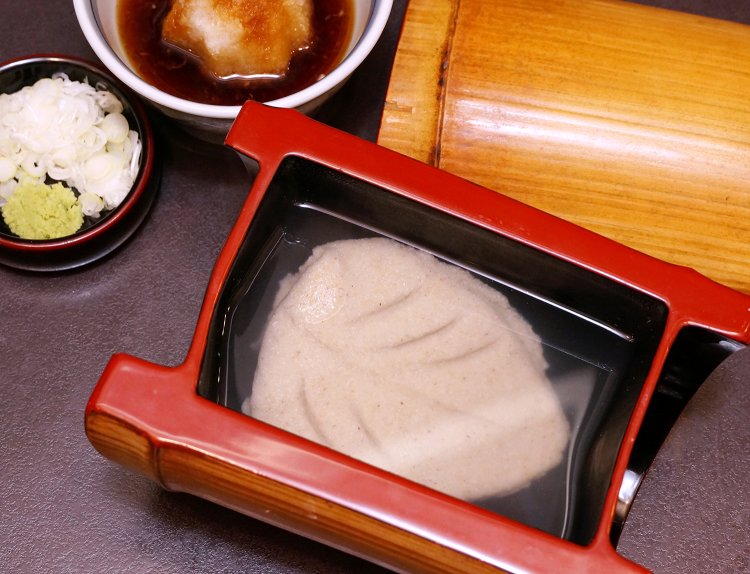 蕎麦がき1170円。きれいな葉形に作られている。