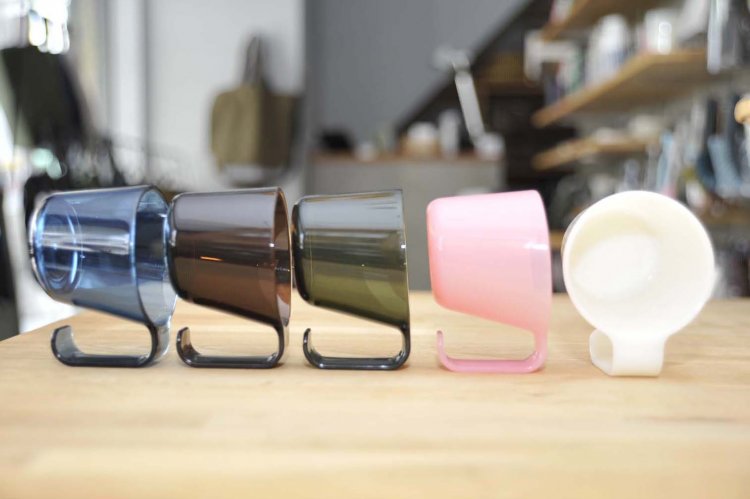 持ち手を立てて水切りできる「PLYS」のタンブラー各550円。