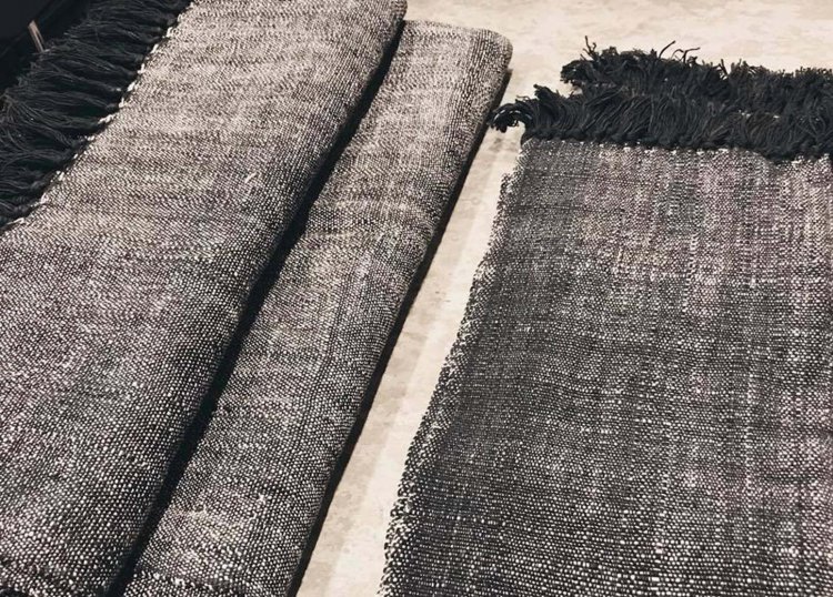 ラオスの新色ストール・スクエア4900円、ロング5900円（写真提供：ALL）。