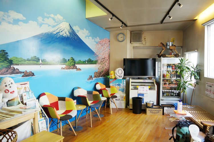 モダンな待ち合いスペース。風呂上がりにクラフトビールが飲める。