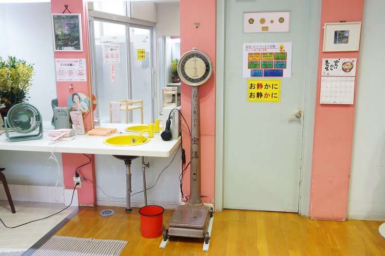 モダンな色合いの中、開店当初からのレトロな体重計は今も現役。