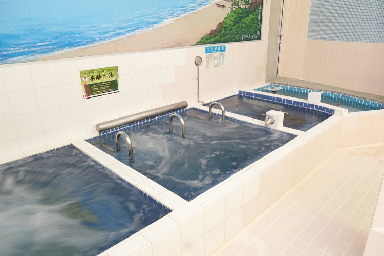 手前から、ジェット、バイブラ、電気風呂、水風呂。バイブラは日替わり湯で、この日は「木酢（もくさく）の湯」。