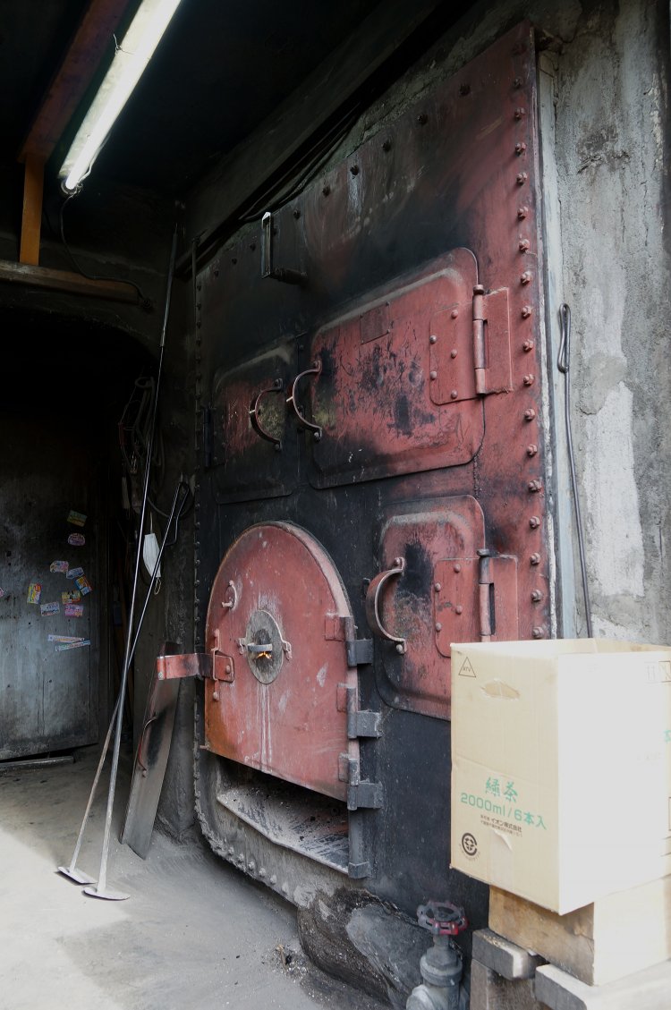 昔ながらの薪釜ボイラー。薪で焚く銭湯もずいぶん減っている。