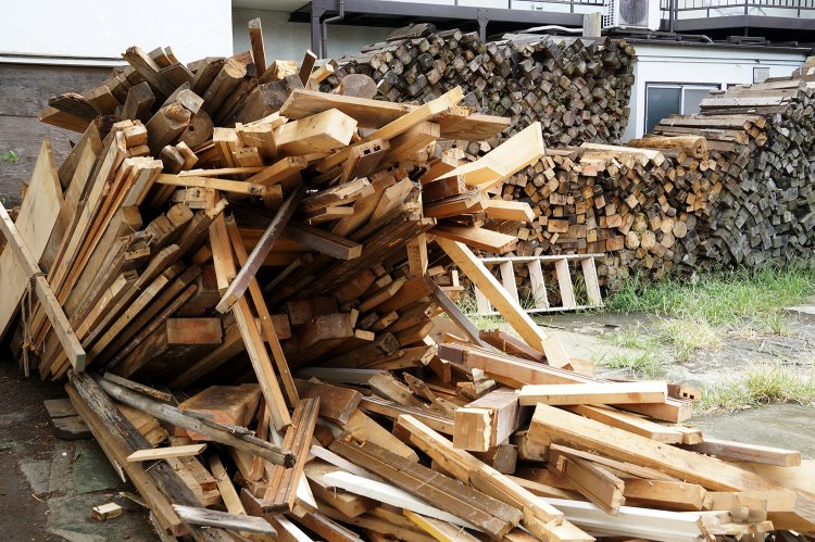 入り口の裏にまわると大量の薪が置かれていた。