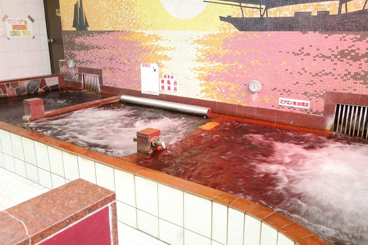 左から、低温イオン木炭風呂、ジェットマッサージ風呂、ミクロン気泡風呂。