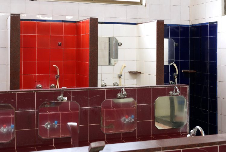 ビビッドなトリコロールカラーが美しいシャワースペース。