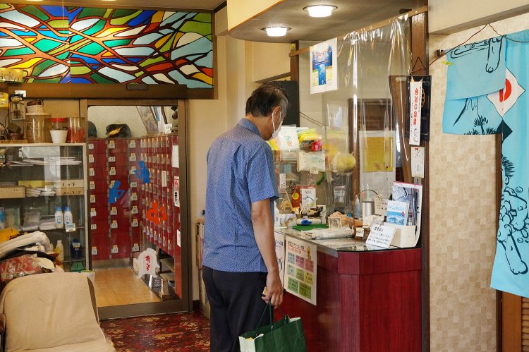 玄関との仕切りはステンドグラス調で、とてもカラフル。