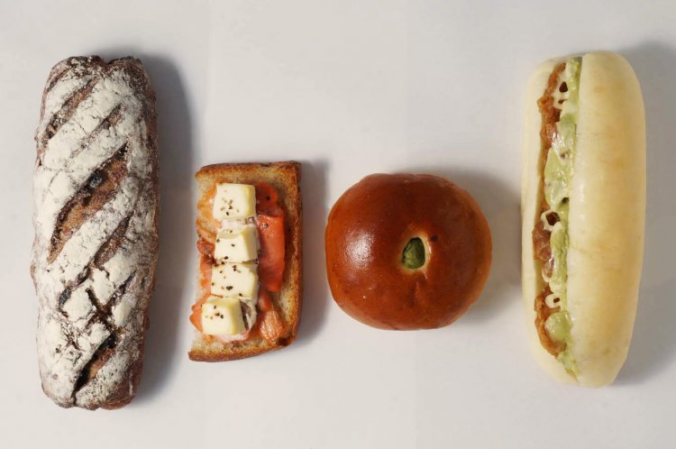 左から、セーグル/アレザン 大380円、サーモンとクリームチーズ パン・ド・ミトースト180円、抹茶入りお茶あんぱん120円、エビとアボカドのサンド200円。