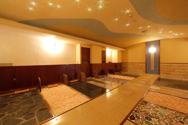 3階の「岩盤浴 彩」では5種類の天然鉱石が敷き詰められている。