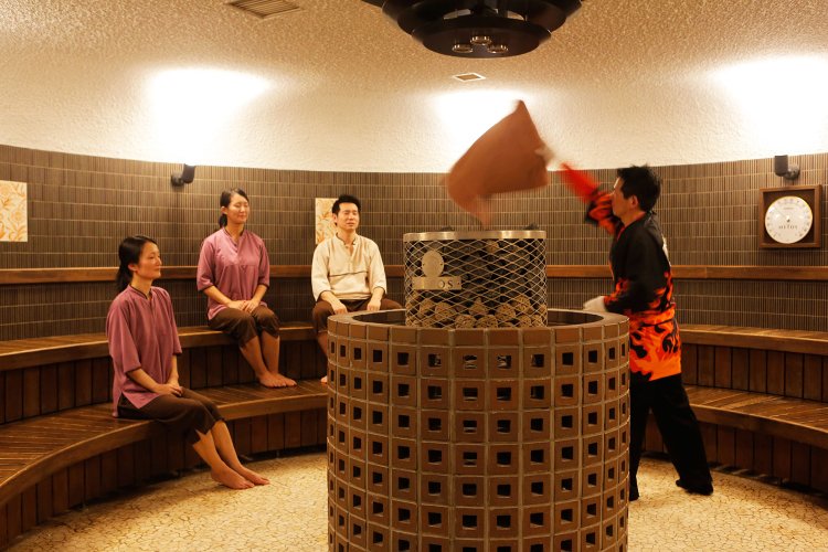 精鋭のスタッフがバスタオルで熱風を巻き起こす。