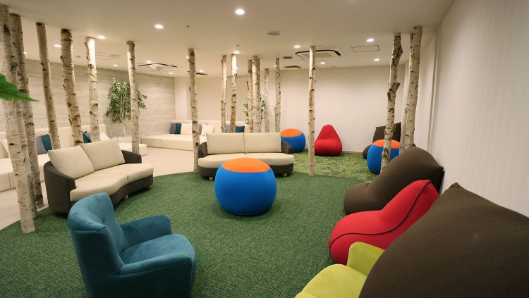 5階の「ヴィヒタズフォレスト」でふわふわのソファに埋もれる幸せ。