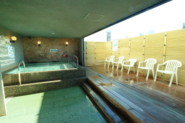 湯あがりはデッキでひと休み。外気浴を楽しめる露天風呂。