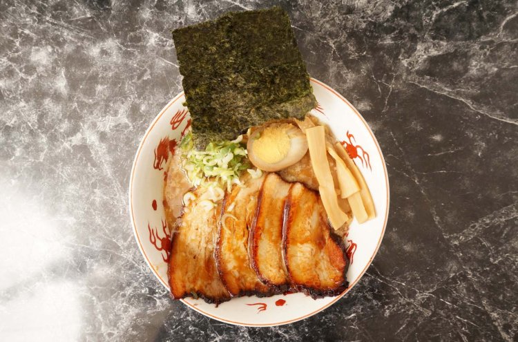 注文を受けてから表面を炙り、タレを塗って提供する焼豚らーめん正油980円。