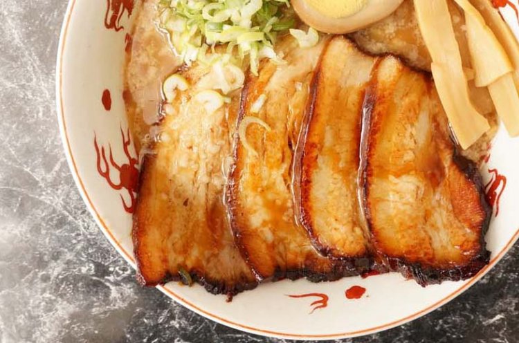 焼豚は、注文を受けてから表面を炙り、タレを塗って提供してくれる。