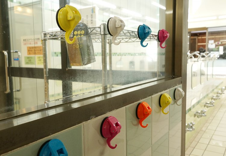 サウナ用のバスタオルを掛けるカラフルなフック。今日は何色にしようかな。