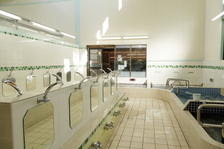 右側手前から、水風呂、ぬる湯・電気風呂、ジェットバス、薬草風呂。