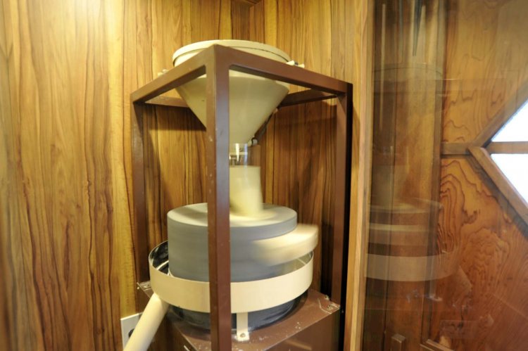 扉を開けるとすぐ右側に石臼があり、店の奥にはそば打ち台も見える。