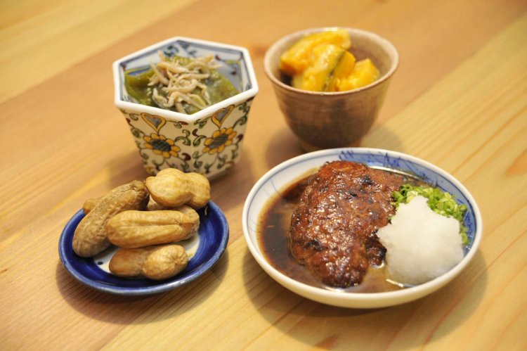 毎日手打ちする十割そばと店主苦心の創作料理。