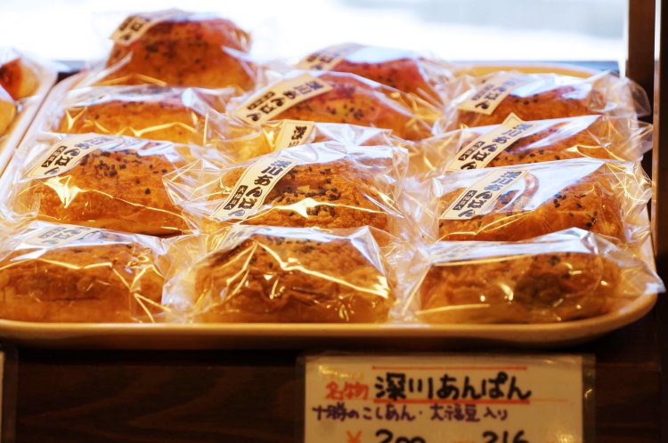 もう一つの名物、深川あんぱん216円。