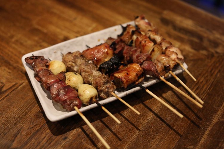 焼き鳥は塩、タレなど、串ごとに味付けを変える。