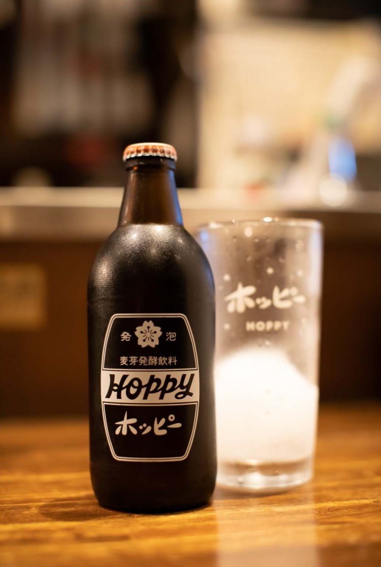 ホッピーは500円。焼酎は凍らせた状態で出してくれる。通称“バクダン”。