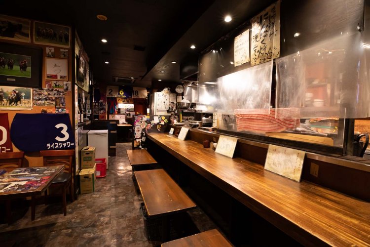 カウンター席。ここに小皿が並べられ、焼き立てを置いてくれる。