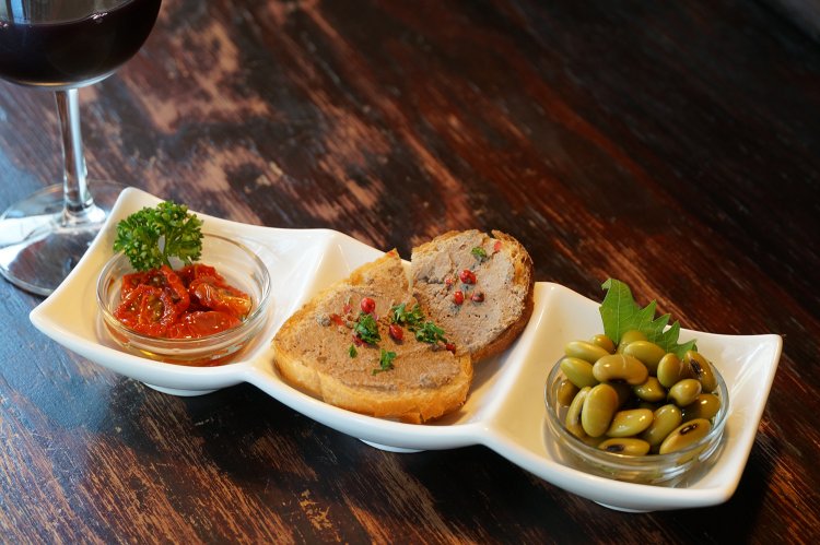 前菜三種盛650円。左から、自家製ドライトマト、レバーパテ、田舎のひたし豆。 