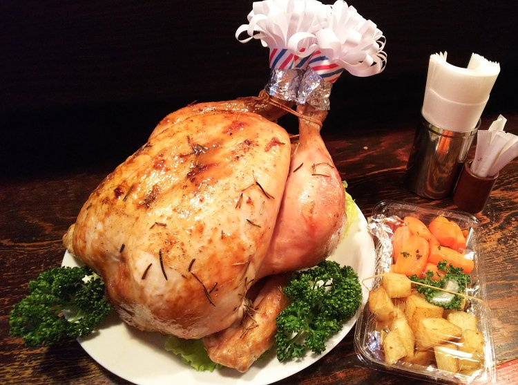 ローストチキン（テイクアウトのみ要予約）5800円。