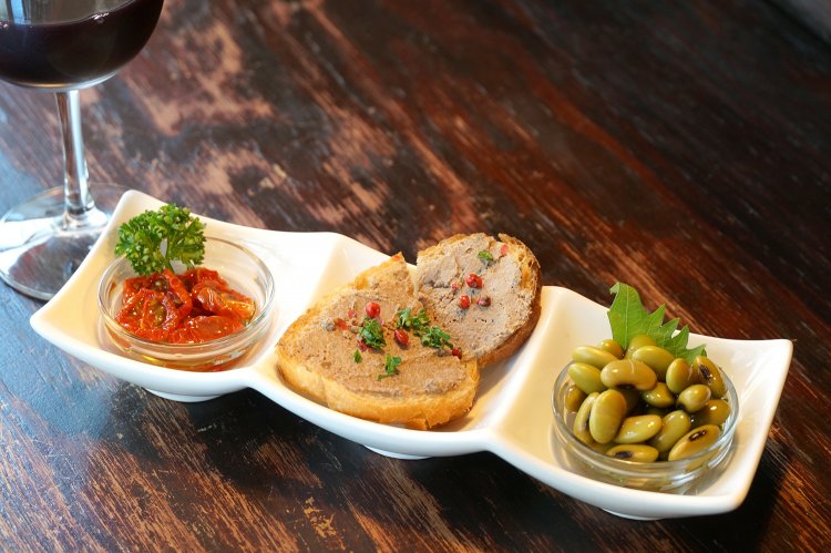 前菜三種盛650円。左から、自家製ドライトマト、レバーパテ、田舎のひたし豆。