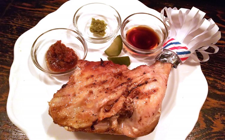 大山どりのオーブン焼き（もも肉）880円。ソースは左から、自家製ケチャップ、柚子胡椒、にんにく醤油。 
