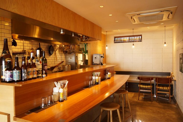 ウッディな造りで温かな雰囲気の店内。