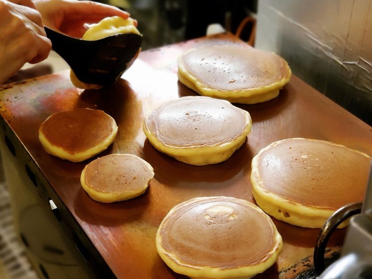 銅板ならではの、美しい焼き色がうれしい昔ながらのホットケーキ。