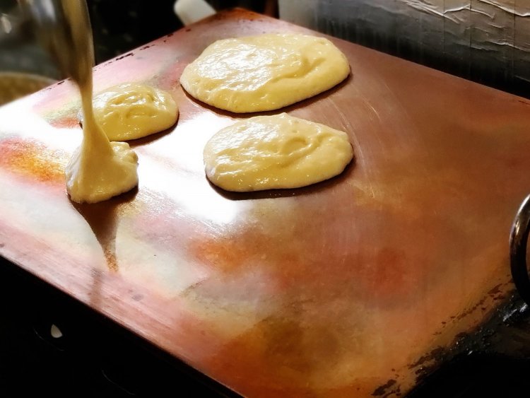 お店のカウンターの中で目を惹く銅板。