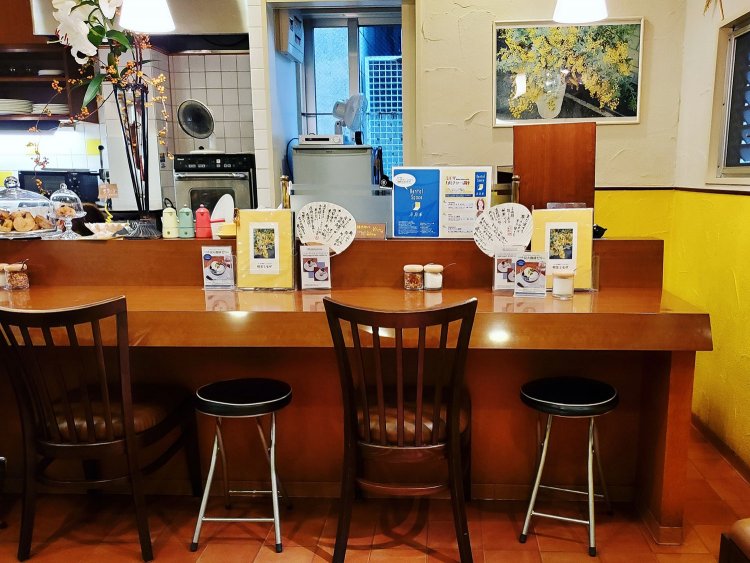 2020年11月で21年目を迎える『ミモザ』の明るく清潔感ある店内。