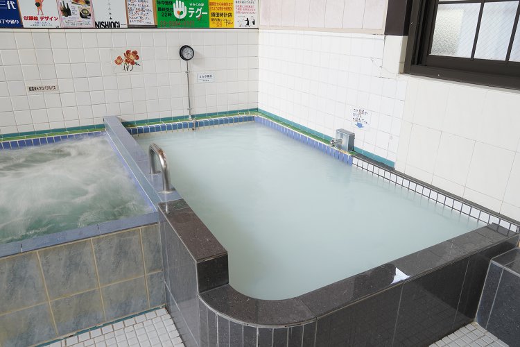 白くなめらかなお湯が人気のミルク風呂。