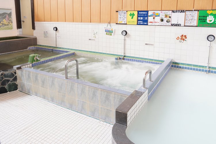 左から、水風呂、深風呂、超音波ジェットバス・超音波ミクロバブルバス、ミルク風呂