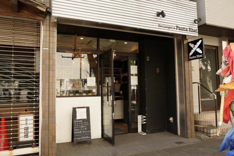 寺院や幼稚園などが立つ、下町風情残るエリアに立つスタイリッシュな店構えが目立つ。