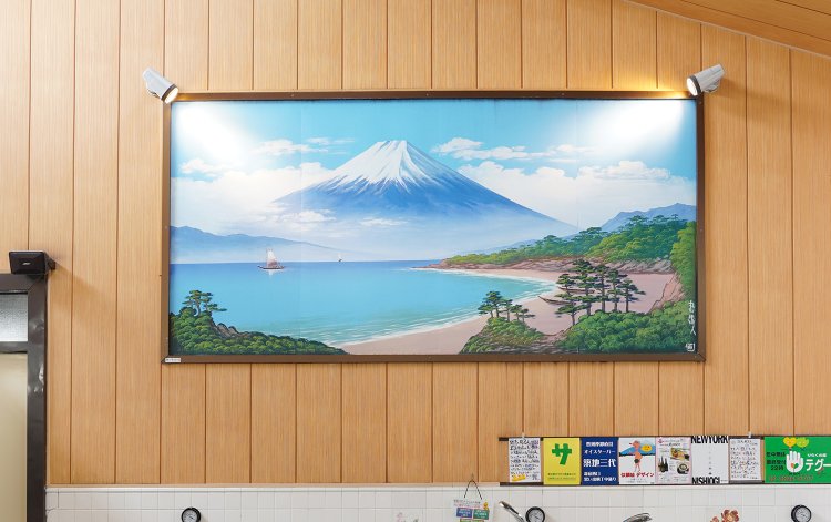 銭湯絵師の丸山さんが描いた富士山。額に入れてあるので劣化が少ない。