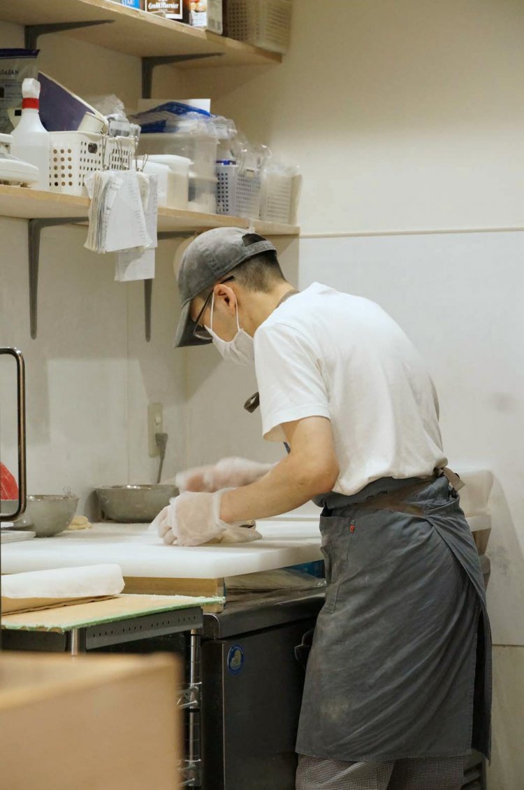 厨房では黙々と伊丹さんが作業する。