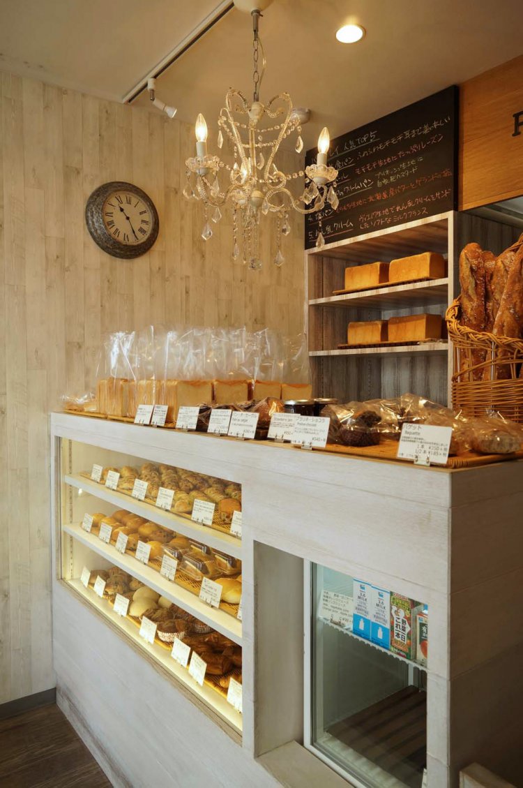 小さな店だがオープンを待つ客で外は行列するほど。