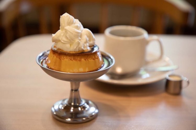 名物の豆電プリン400円。金属製の器は年代物。