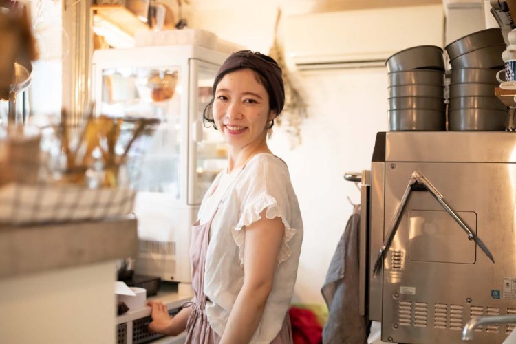 店主の上條杏子さん。すっかり赤羽の街におなじみになった。
