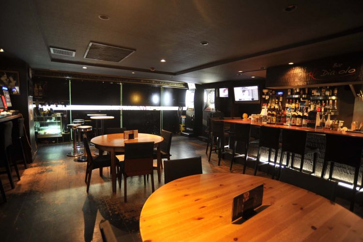 ゆったりテーブルが配置されているのは、酒を嗜んだり、ゲームを楽しんだり、店内をフリーに使ってほしいから。