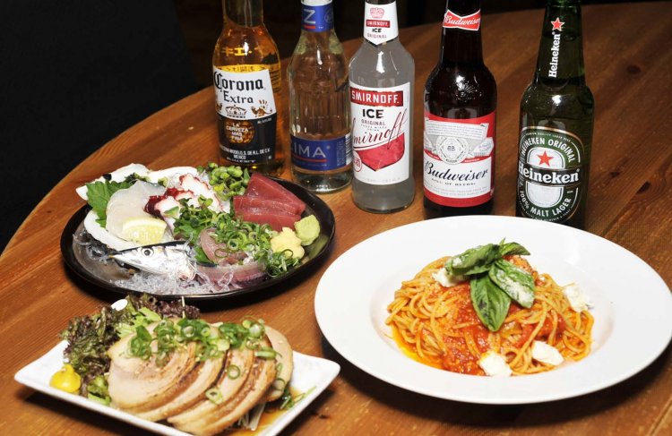 刺し身は人気メニューの一つというから、鮮度や味も推して知るべし。ビールはコロナ、ジーマ、ハイネケンなど各700円。テーブルチャージ別途300円。