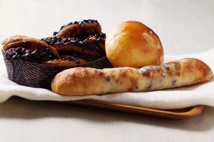 ブラリネショコラ583円、大納言フランス292円、奥久慈卵のクリームパン227円。